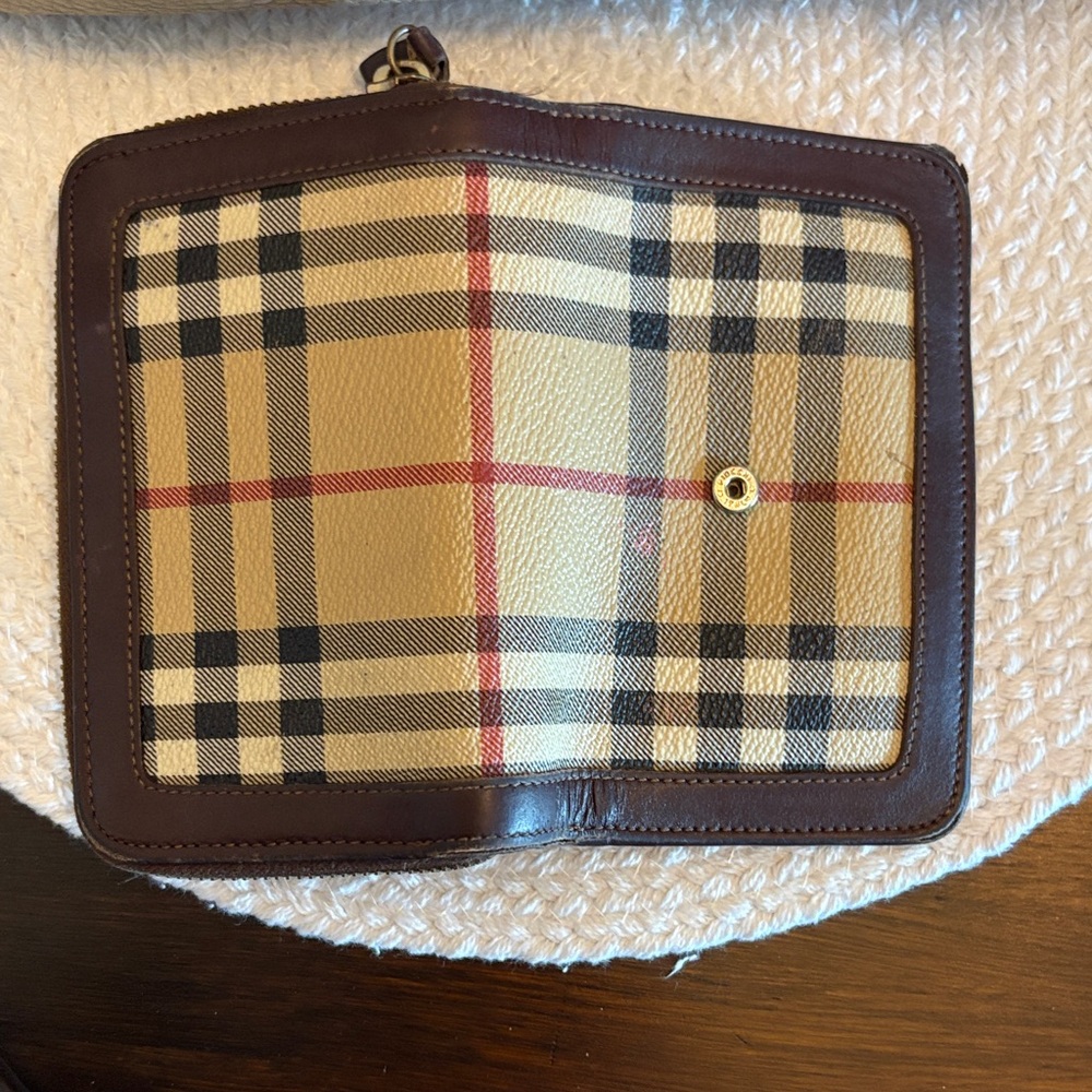 3-for 1-AUTHENTIC Burberry bundle: purse with matching wallet & cosmetic case - Picture 16 of 17